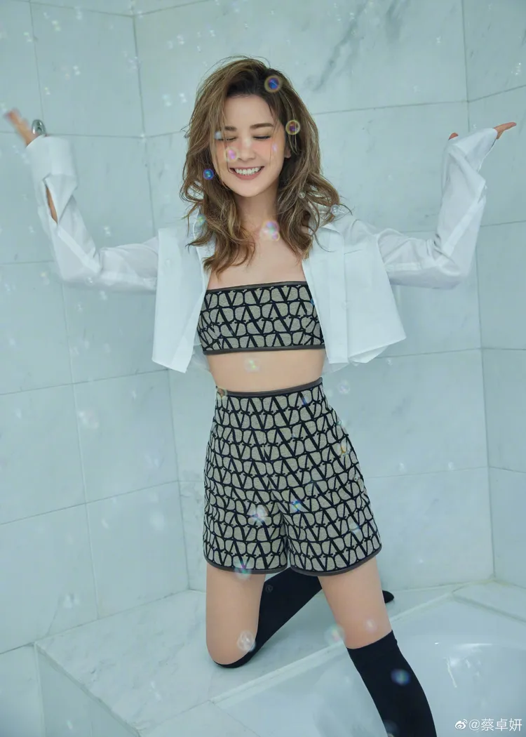 蔡卓妍日前曬出寫真照。翻攝蔡卓妍微博