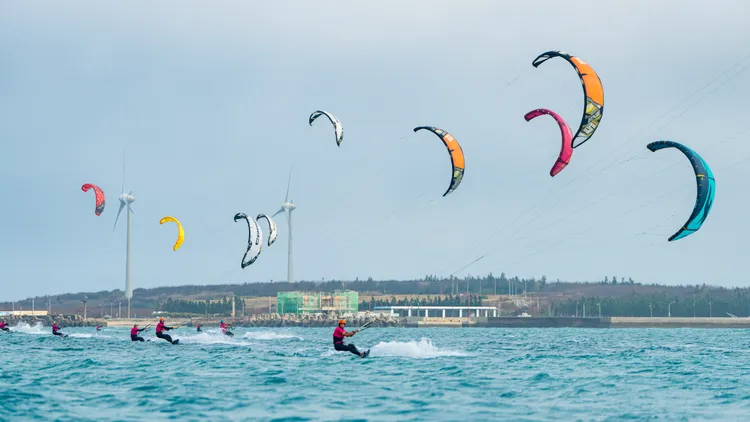 風箏浪板繞標和跳高賽，11日在白坑海域舉行。澎湖帆船協會提供