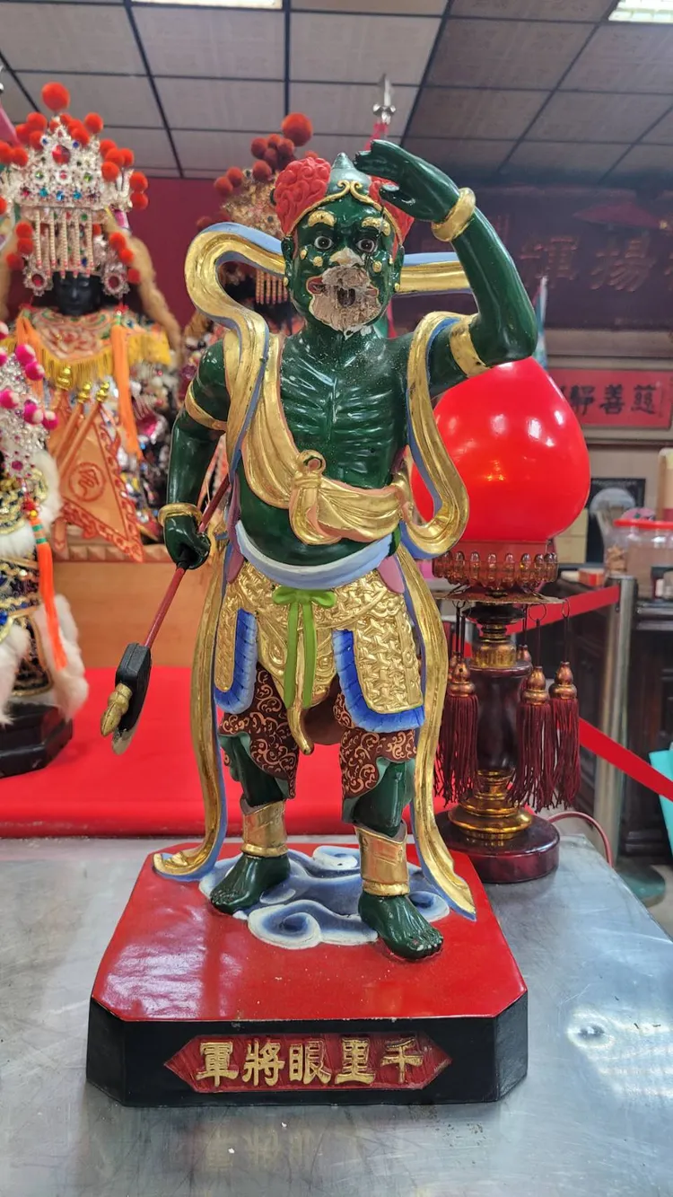 千里眼神像的嘴巴被打掉。劉榮輝攝