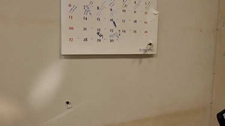 競總的牆壁留有彈孔。劉榮輝攝