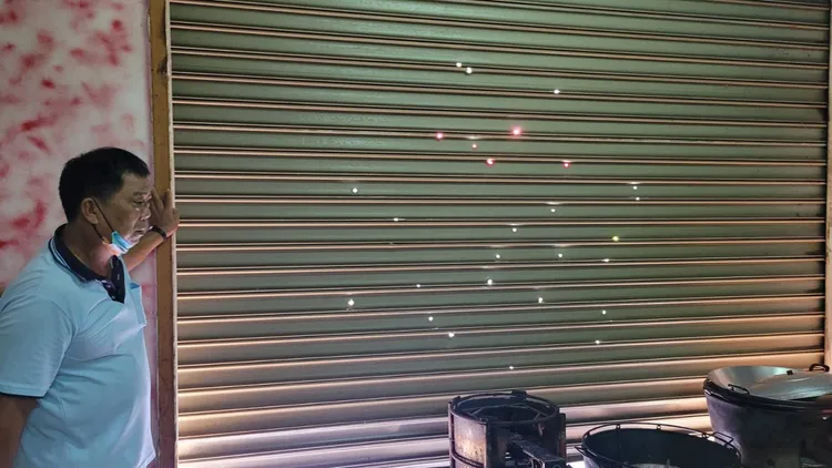 競選總部鐵捲門全彈孔。劉榮輝攝