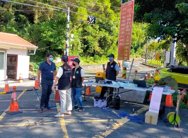 警方加強取締霧台山路的交通違規。警方提供