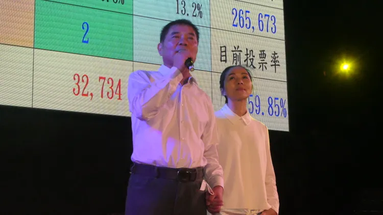 鍾東錦應熱情支持選民要求，帶著愛妻獻唱「一剪梅」等拿手歌曲，展現鍾的好歌喉。楊永盛攝