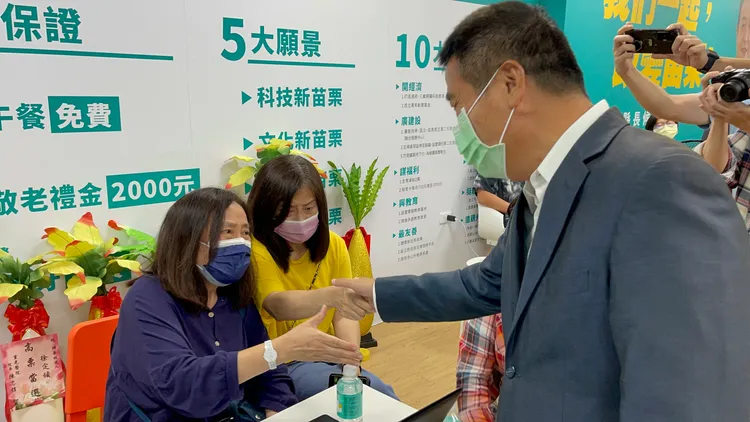 徐定楨確定敗選，逐一輔選人員握手表達謝意。王煌忠攝