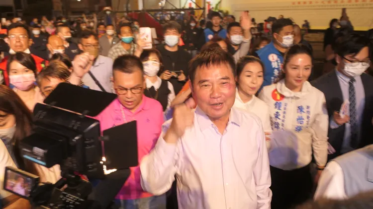 鍾東錦確定跨越當選門檻後，向會場選民謝票。楊永盛攝