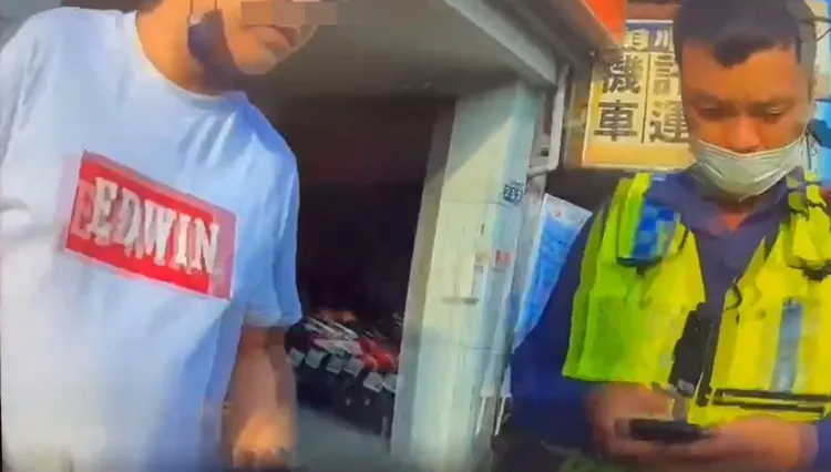 警方透過手機搜尋電子排檔解鎖方式。警方提供