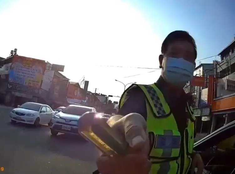 警方協助排除電子排檔故障。警方提供