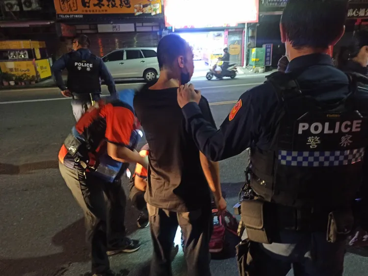 警方在車上起出毒品，帶回駕駛偵辦中。讀者提供