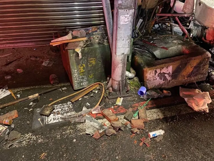 變電箱傾倒爆炸。讀者提供