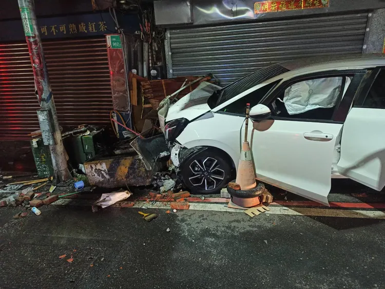 轎車安全氣囊爆開，駕駛幸運皮肉傷。讀者提供