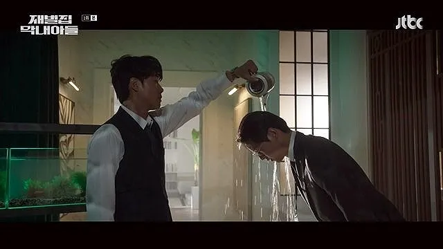 宋仲基在《財閥家的小兒子》使命必達，卻被老闆欺辱。翻攝JTBC