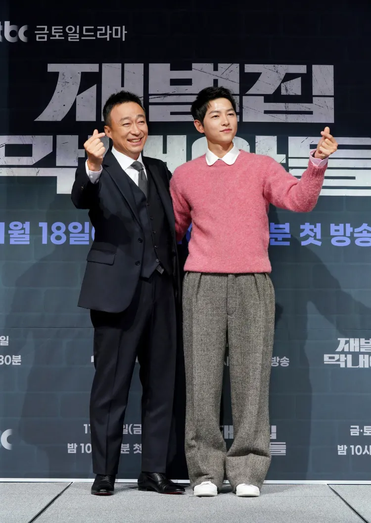 李星民（左）和宋仲基《財閥家的小兒子》是祖孫，宋仲基記者會時的穿搭不佳，但新劇收視嚇嚇叫。friDay影音提供