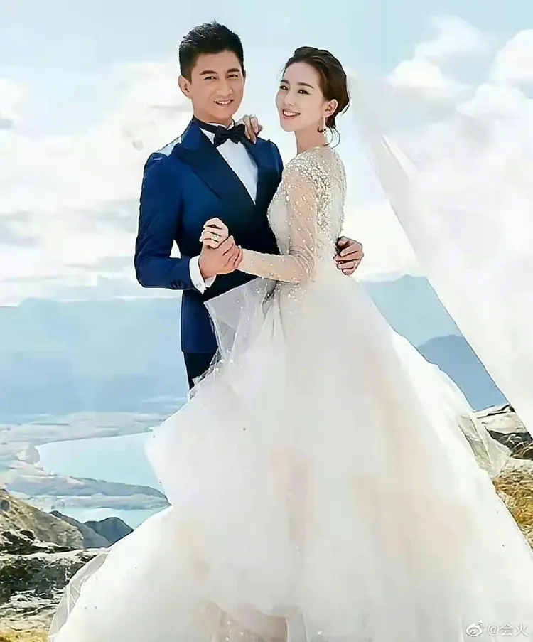 劉詩詩、吳奇隆婚紗照。引自微博