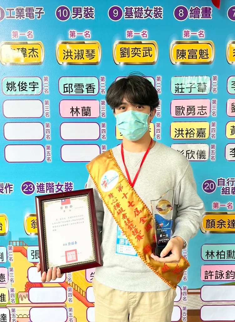 劉奕武二歲即發現聽力障礙，因為聽不見，可以在裁縫車前專注的待上整晚練習。教育局提供