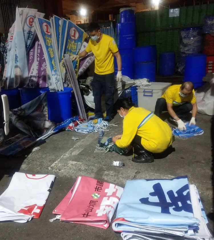 環保局清潔隊拆除競選廣告物。環保局提供