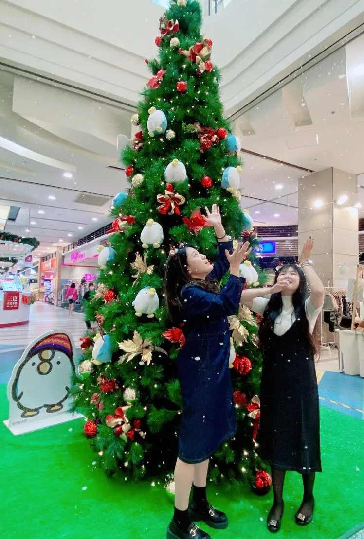 即日起-12/25每日下午3點、5點及晚上9點將撒下白色雪花。業者提供