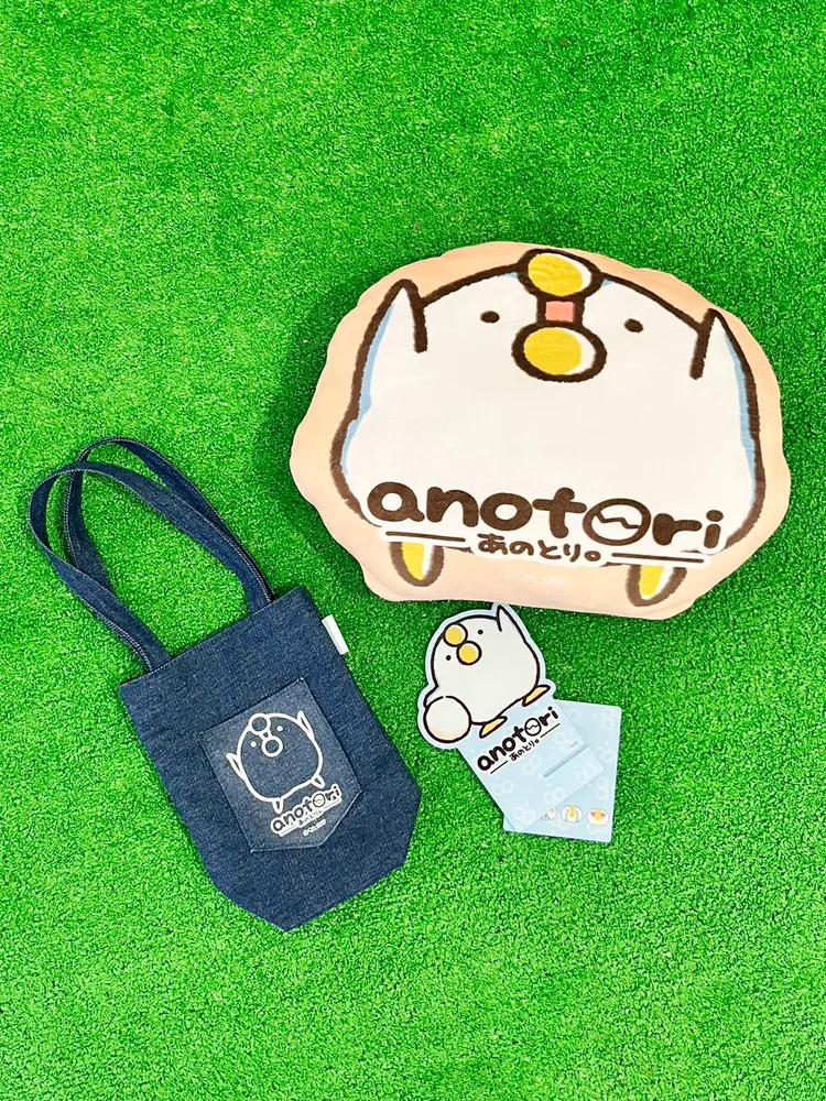 持Global Mall聯名卡當日累計消費滿999元，可兌換「那隻鳥｡」飲料提袋、抱枕、手機架等聖誕會員禮。業者提供