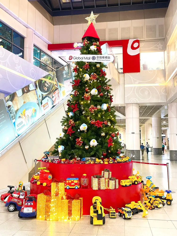 Global Mall板橋車站店利用「台灣玩具圖書館」提供的近千個二手玩具布置聖誕樹。業者提供