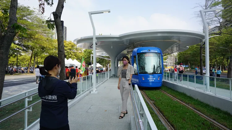 輕軌駛入美術館補足大眾運輸系統缺乏的問題。葉家銘攝