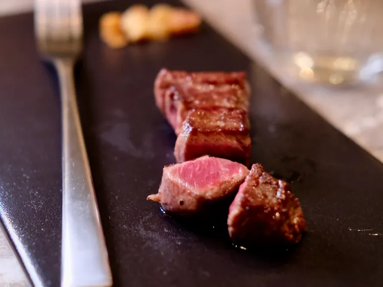 「Prime牛小排 馬爾頓海鹽」嘗的是美國安格斯PRIME牛小排豐富且均勻的油花，簡單沾鹽就帶出香甜多汁的特性。葉盛耀攝