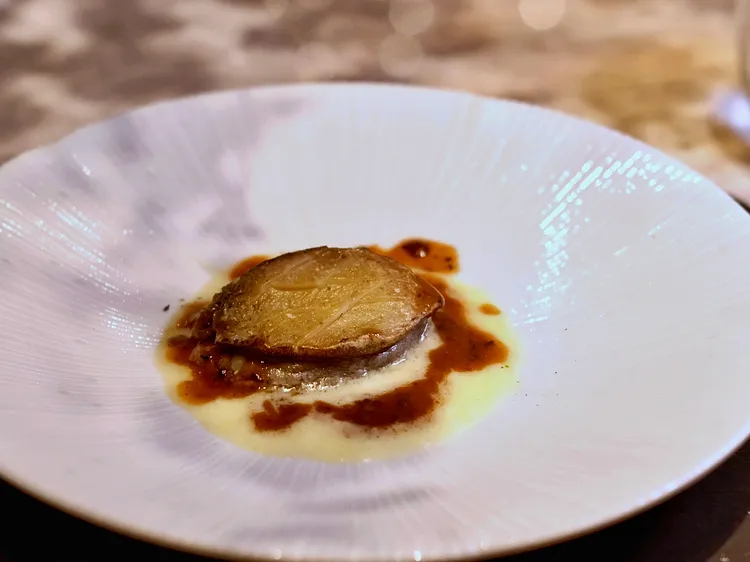 「南非活鮑 松露波特醬」的賣點在於活鮑魚現煎，恰到好處的精準火候拿捏因此Q軟易嚼。葉盛耀攝