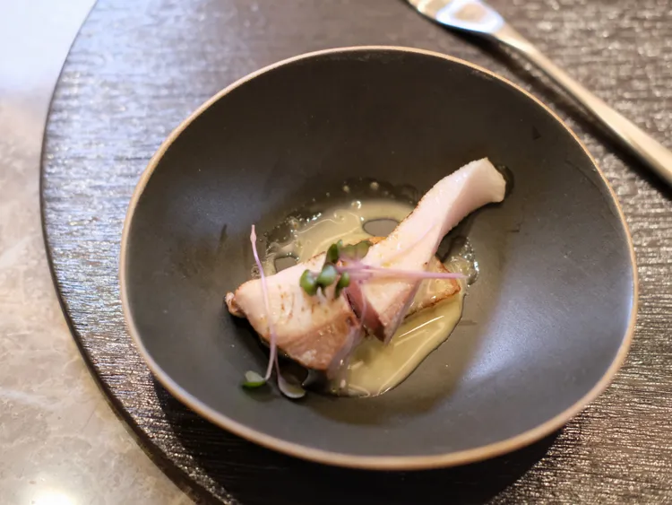 「炙燒青甘 秋山藥 柚子胡椒醬」標榜選用當令魚種，搭配山藥並佐微辣的柚子胡椒醬，很具開胃效果。葉盛耀攝