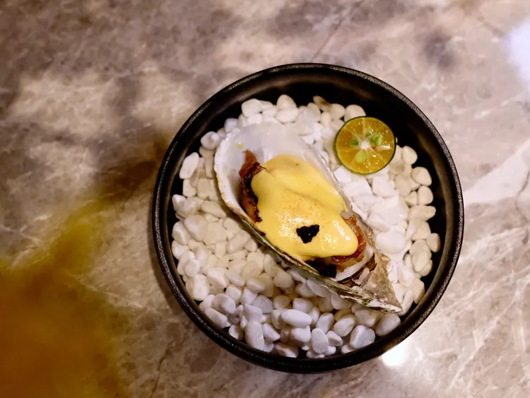 「廣島牡蠣 秋之蕈 荷蘭醬」裡的牡蠣肥美誘人，偏酸的荷蘭醬汁讓牡蠣顯得鮮甜不膩。葉盛耀攝