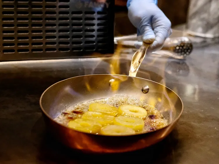 「火焰蘋果卡士達慕斯 焦糖醬」裡的蘋果先醃漬後又煎烙火燒，很具視覺效果。葉盛耀攝