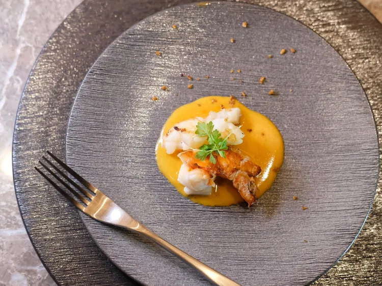 「加勒比海龍蝦 卡菲醬」裡的龍蝦單吃就香甜味美，更遑論搭佐上有著濃郁奶油香的醬汁，以及櫻花蝦點綴提香後的美味。葉盛耀攝