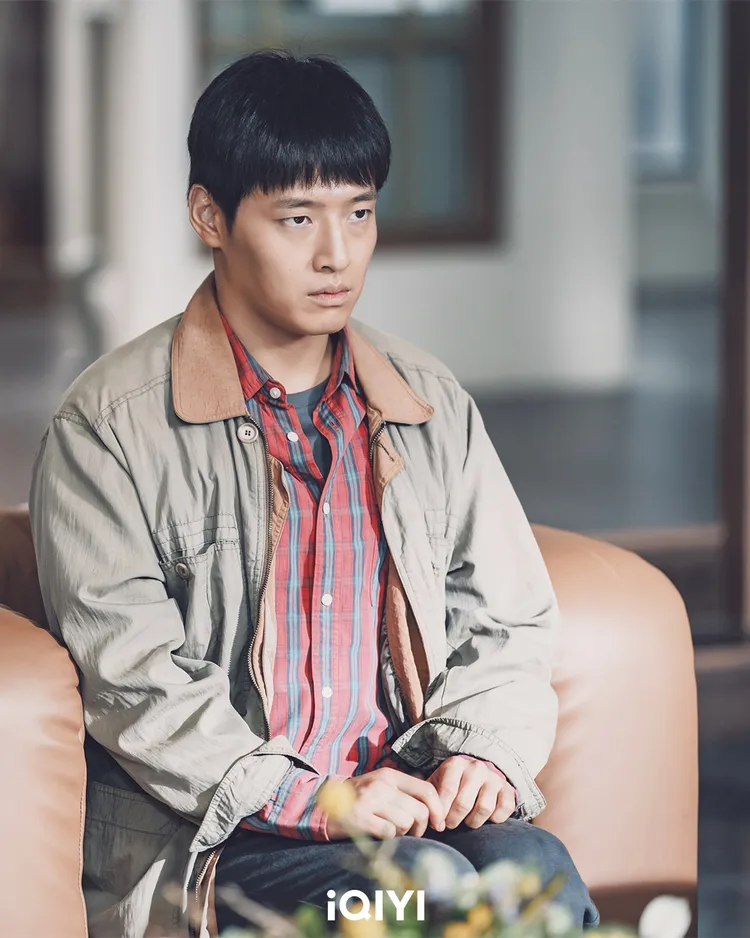 姜河那戲裡是一事無成的舞台劇演員，假扮高斗心的北韓孫子。愛奇藝國際站提供