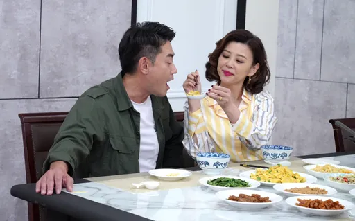 方馨發狠強塞炒蛋入嘴「就是要弄他」 柯叔元招架不住求饒