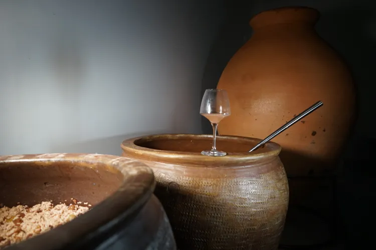 喝 自然」釀酒實驗計畫以《土與火共舞Terra Cotta》為主題，嘗試用喬治亞的Qvevri陶罐和苗栗銅鑼窯的陶缸來釀造台灣葡萄酒和混釀酒。業者提供