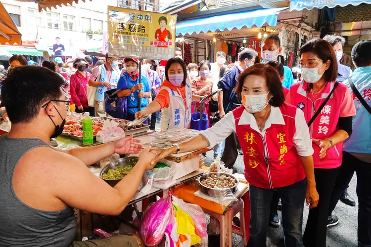 宜蘭縣長林姿妙勤耕基層，與縣民間沒有距離感。林泊志攝