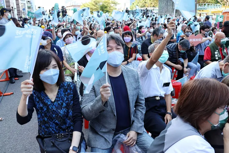 王必勝（左2）日前出席陳時中競總成立大會。資料照，葉志明攝