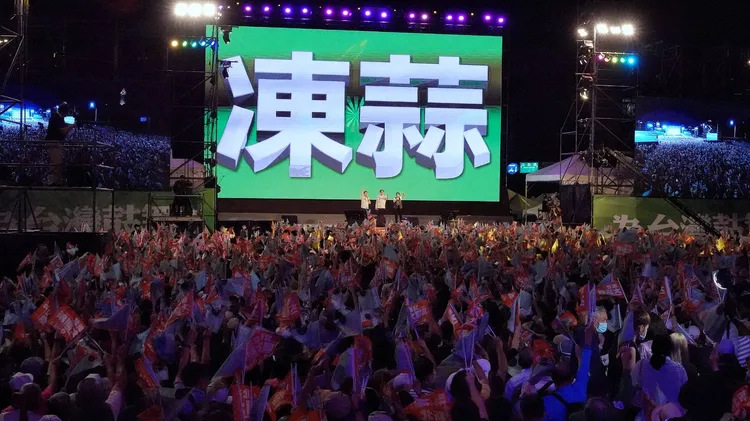 晚會由陳其邁打頭陣，蘇貞昌接續上台發表談話。葉志明攝