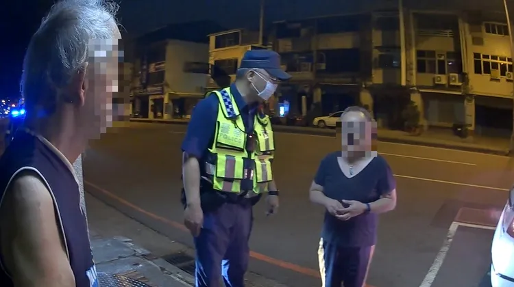 警方耐心陪伴，直到老翁兒子現身接回父親。警方提供