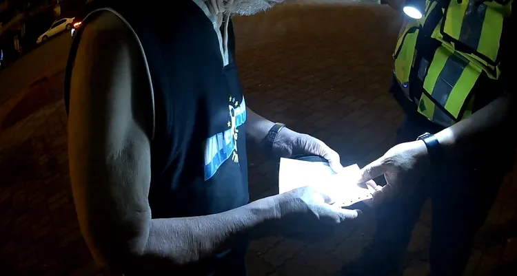 警方憑著字跡斑駁的掛號收據，連絡上老翁的家人。警方提供