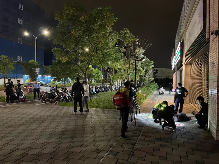 現場在一處社區大樓前。翻攝畫面