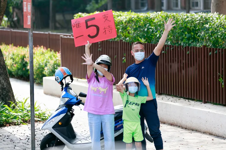 熱情民眾沿途舉手卡支持。翻攝畫面