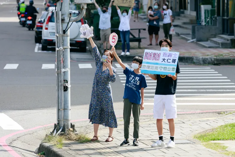 民眾舉起自製手板加油。翻攝畫面