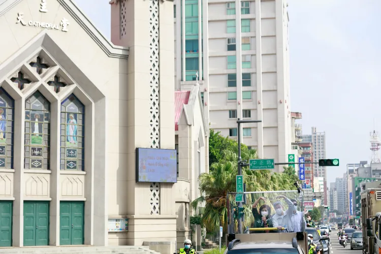 車隊掃街行經竹市區教堂，兩人還特地比出愛心。翻攝畫面