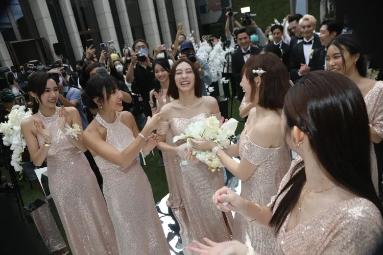 席惟倫（中）接到新娘捧花。陳明中攝