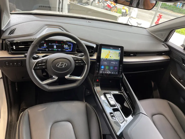 車艙從中央鞍座一路延伸而上的懸浮式直立螢幕十分搶眼，數位化的氛圍十分濃厚。林浩昇攝