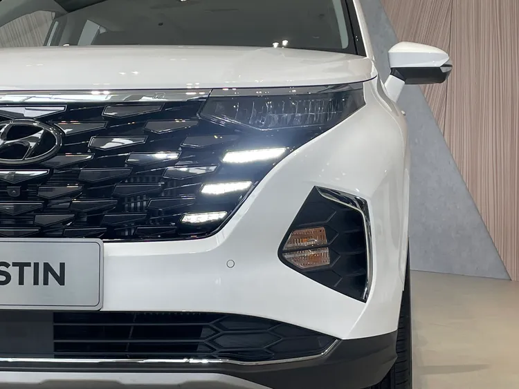 Custin旗艦家旅外型導入Hyundai汽車最新家族設計語彙，車頭隱藏式LED日行燈科技感十足。林浩昇攝