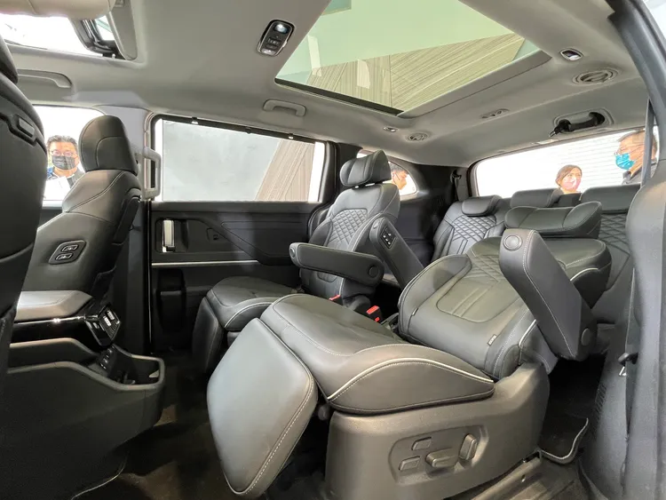 Custin第二排VIP皇家座椅具有電動10向調整機制，不分車型均標配恆溫空調與豪華雙天窗。林浩昇攝