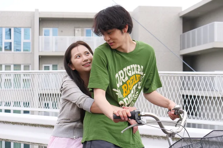 街山美穗（左）片中與鈴木志遠相戀。車庫娛樂提供