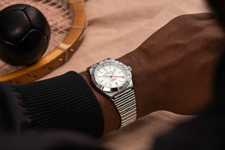 Chronomat Automatic GMT 40兩地時間精鋼白面錶，16萬9000元。品牌提供