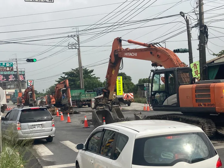 車輛穿梭於施工路段中。陳宏銘攝