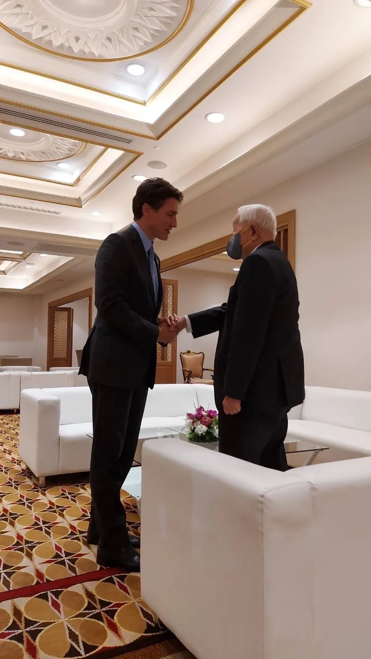 加拿大總理杜魯道17日在APEC官方正式晚宴向張忠謀親切問候致意。總統府提供