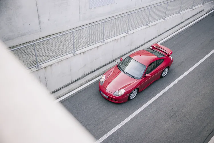 1999年5月因應賽事法規推出的911 GT3動力達360 PS，亦是911 Carrera RS的接班人。原廠提供